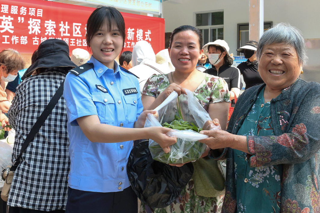 包“平安粽” 领“法治礼”